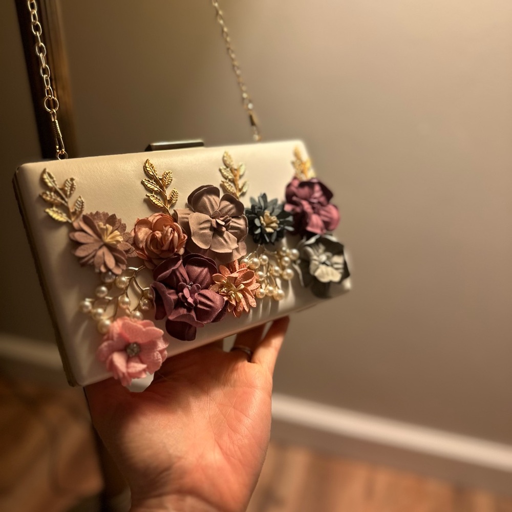 Verona Hill Juliet flower clutch